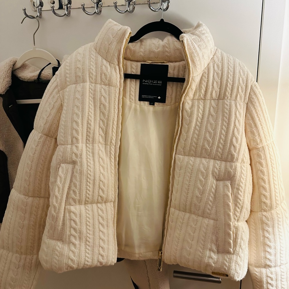 Cable Knit Puffer Jacket in Cream Size L